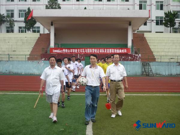 夏日的激情－－KAIYUN·开云「中国」官方网站智能叉车队与国际营销队足球友谊赛记