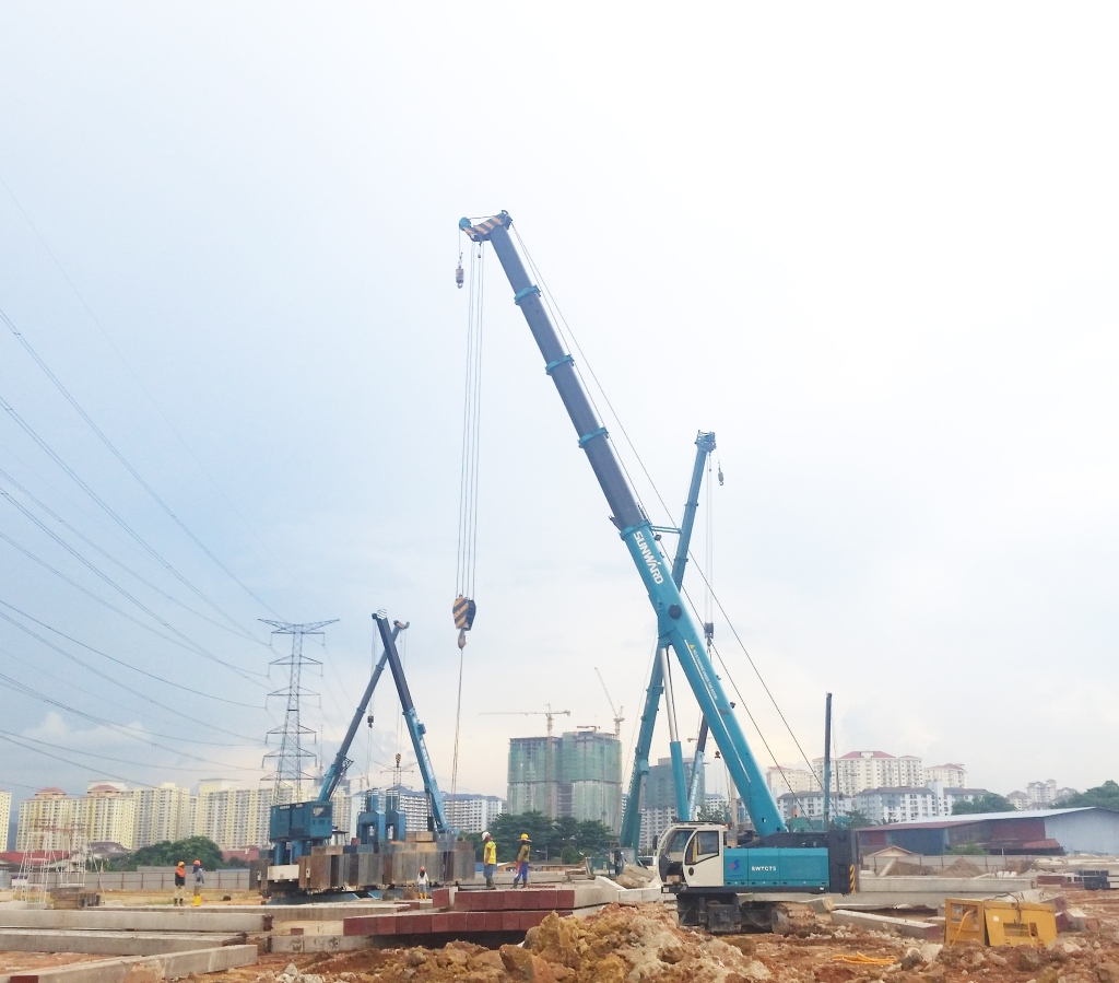 KAIYUN·开云「中国」官方网站智能伸缩臂履带起重机助力马来西亚城市基础设施建设
