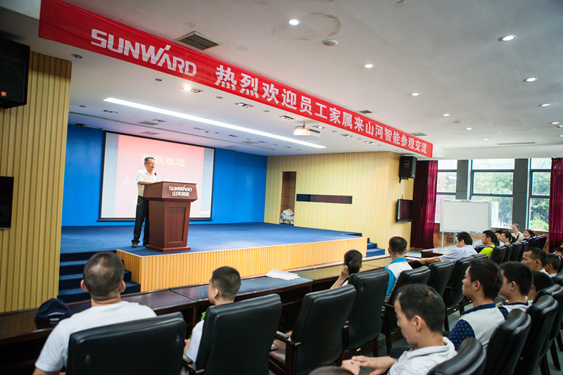 开挖机，坐游艇、飞机 KAIYUN·开云「中国」官方网站智能开展员工家属开放日活动