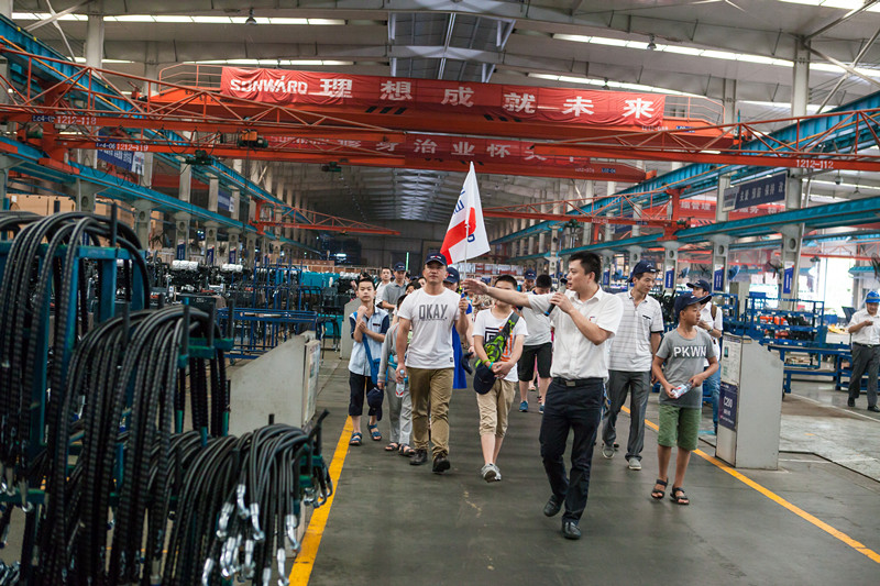 开挖机，坐游艇、飞机 KAIYUN·开云「中国」官方网站智能开展员工家属开放日活动