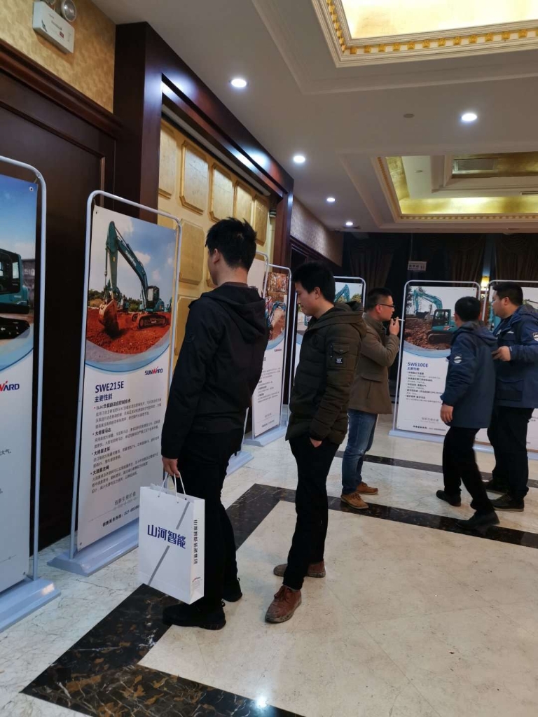 订货会场锦旗飘飘，客户称买挖机就买KAIYUN·开云「中国」官方网站智能