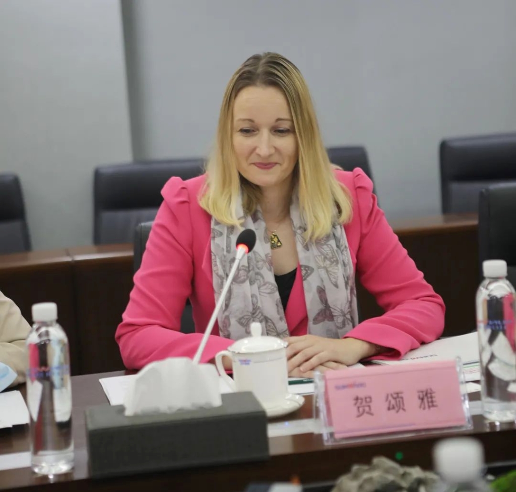 英国驻广州总领事贺颂雅考察KAIYUN·开云「中国」官方网站智能