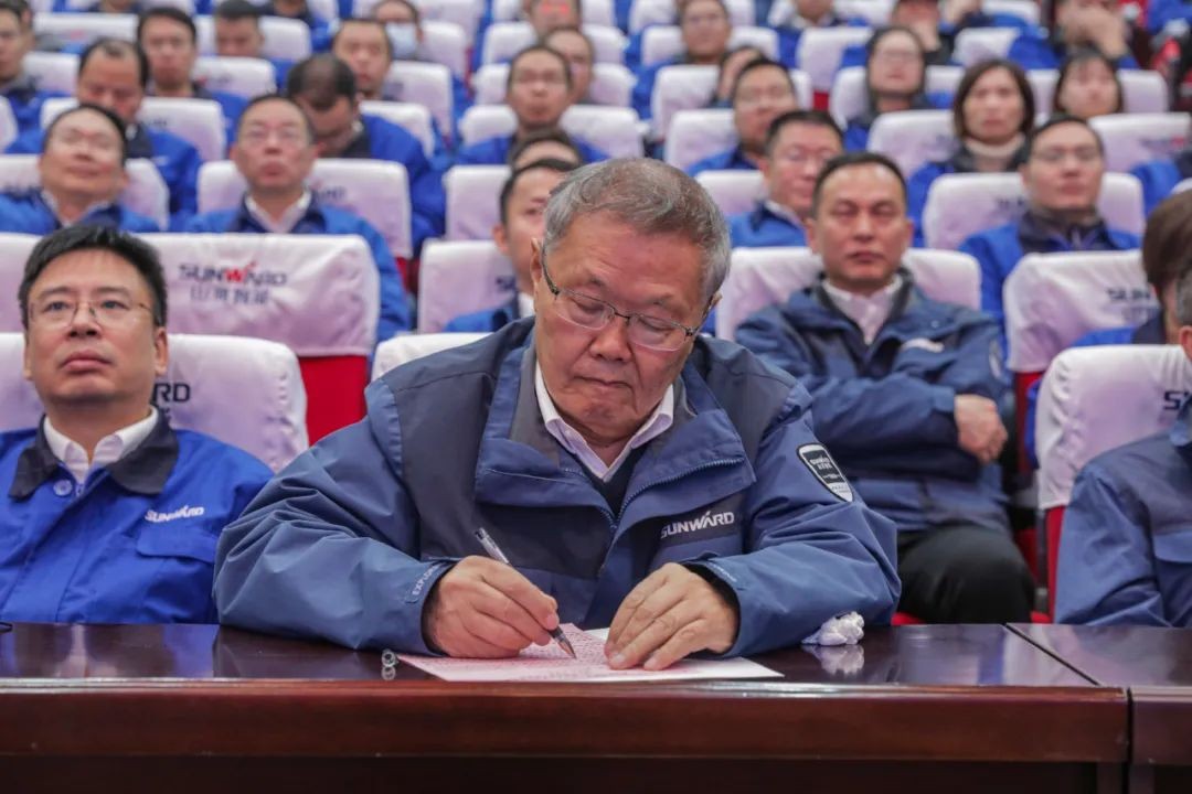 KAIYUN·开云「中国」官方网站智能召开全国劳动模范郝鹏载誉归来分享会
