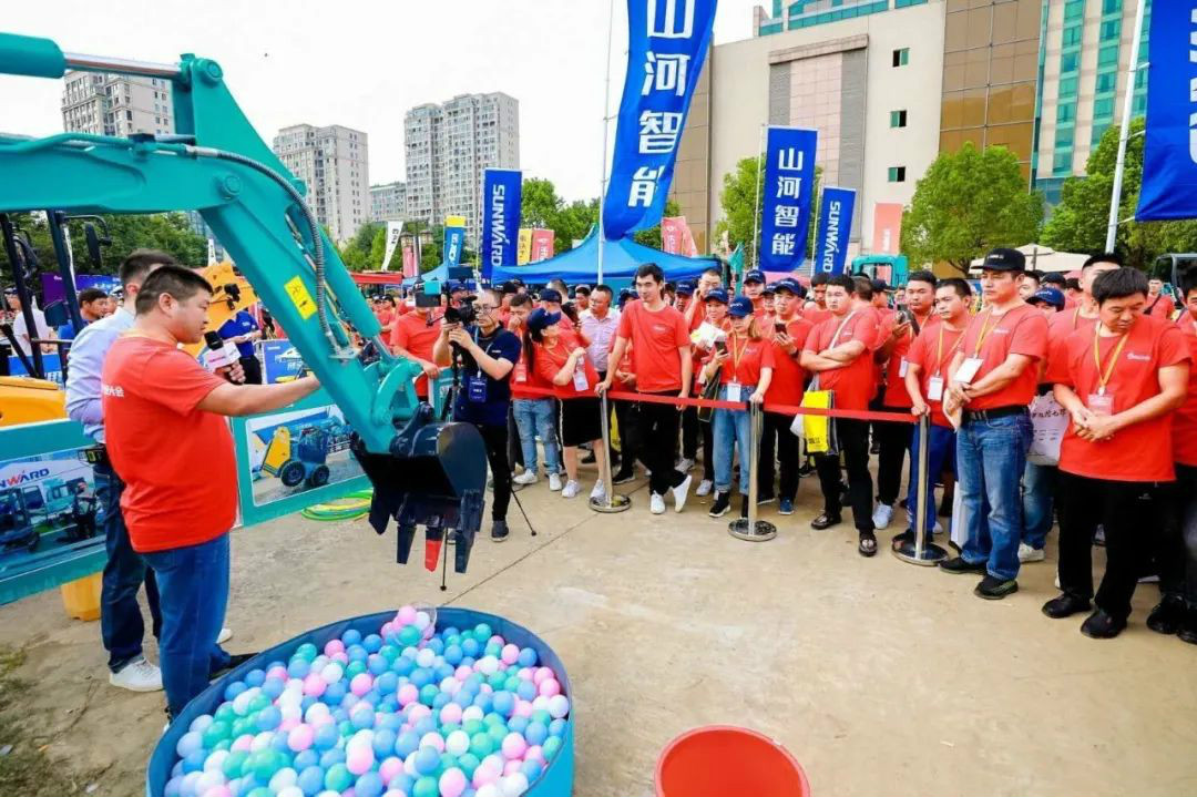 2020全球微挖大会 KAIYUN·开云「中国」官方网站智能精品微挖赢得满堂彩