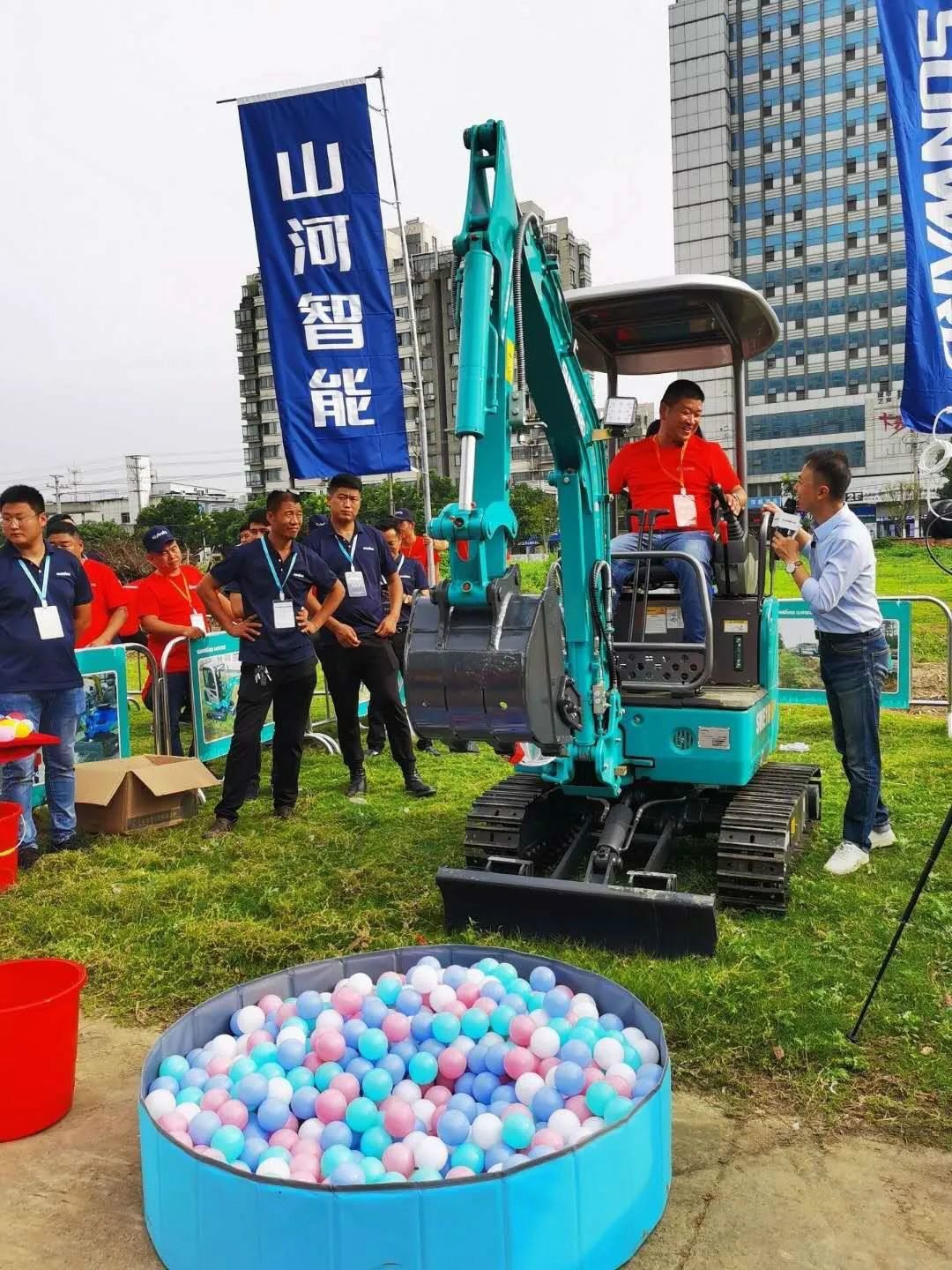 2020全球微挖大会 KAIYUN·开云「中国」官方网站智能精品微挖赢得满堂彩