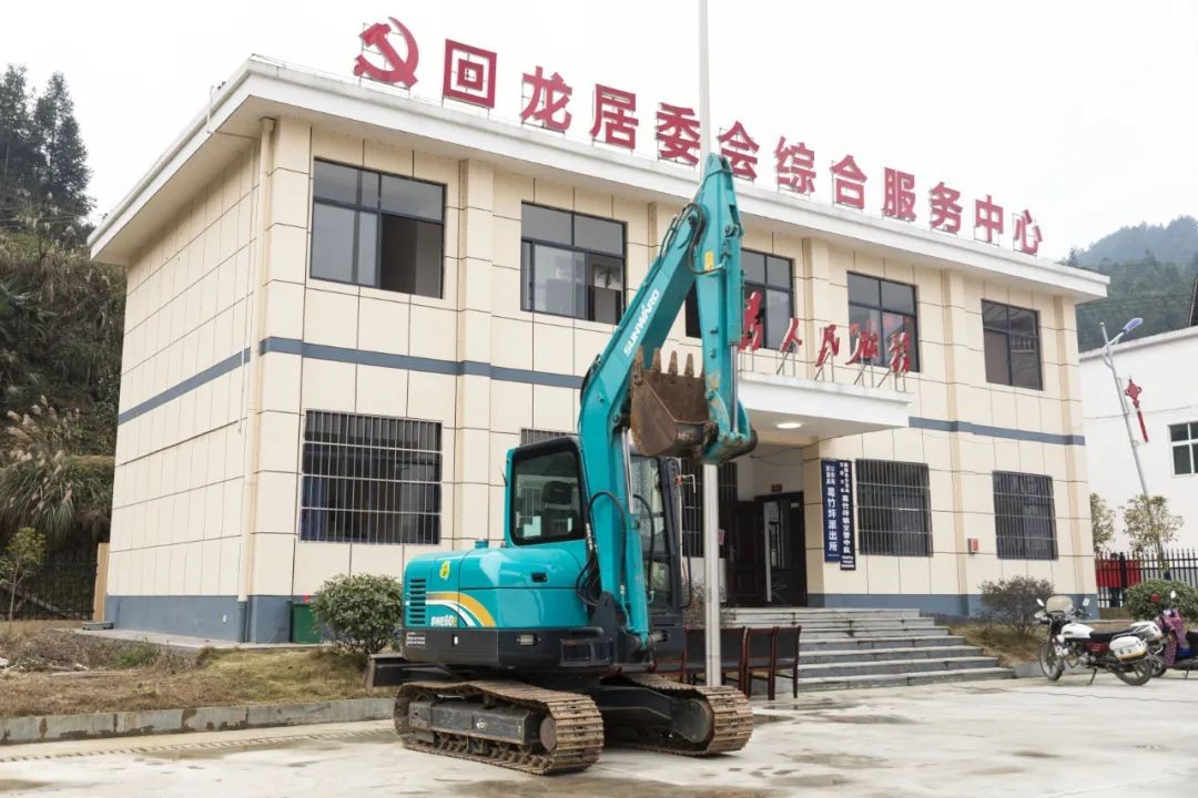 校企合作精准扶贫，产教融合振兴乡村 | KAIYUN·开云「中国」官方网站智能向合作院校对口扶贫点捐赠挖掘机