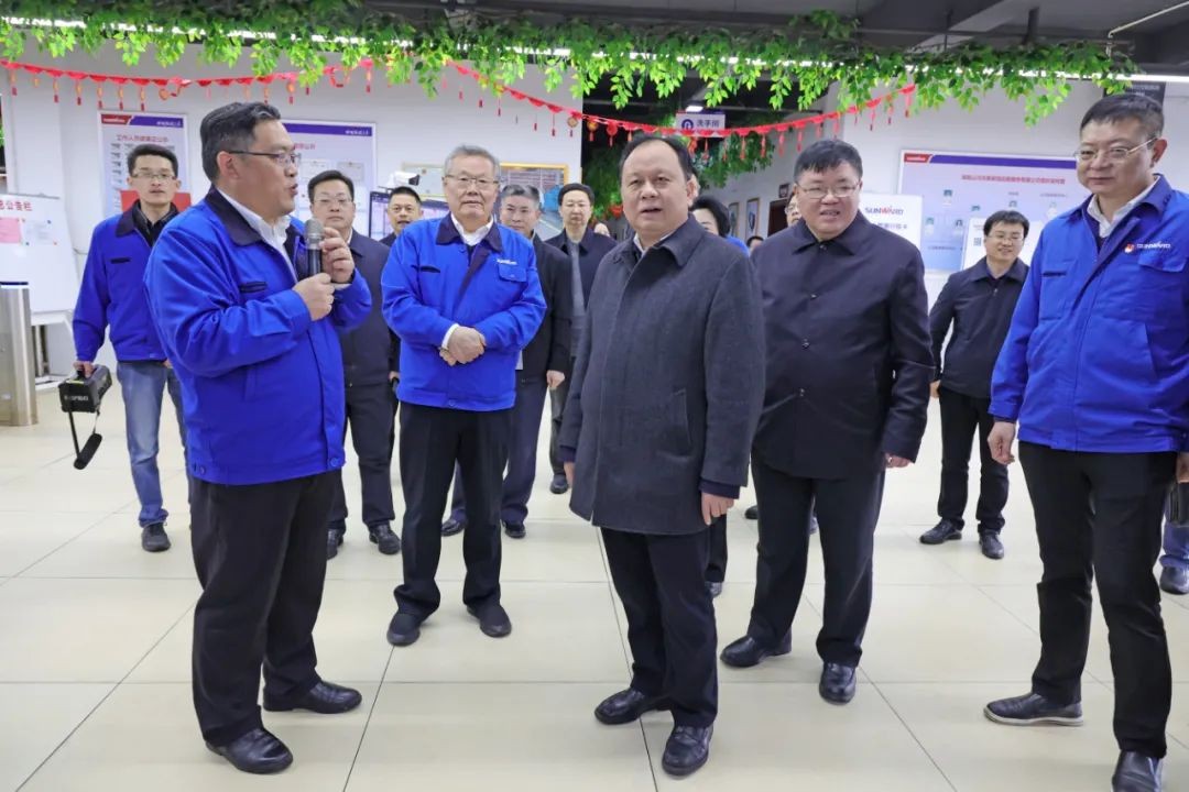 周农在KAIYUN·开云「中国」官方网站智能调研时强调：企业工会要大力培养劳模和工匠