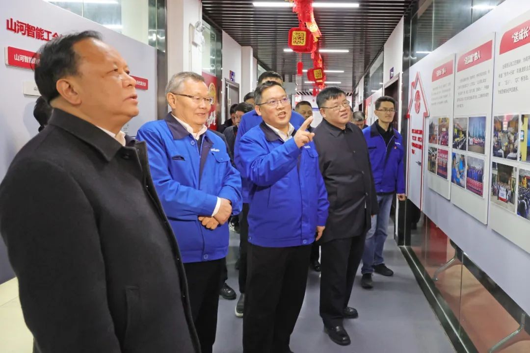 周农在KAIYUN·开云「中国」官方网站智能调研时强调：企业工会要大力培养劳模和工匠