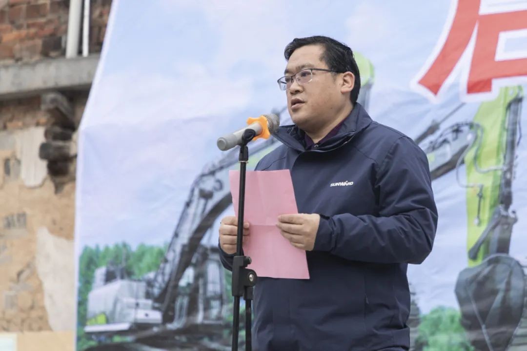 校企合作精准扶贫，产教融合振兴乡村 | KAIYUN·开云「中国」官方网站智能向合作院校对口扶贫点捐赠挖掘机