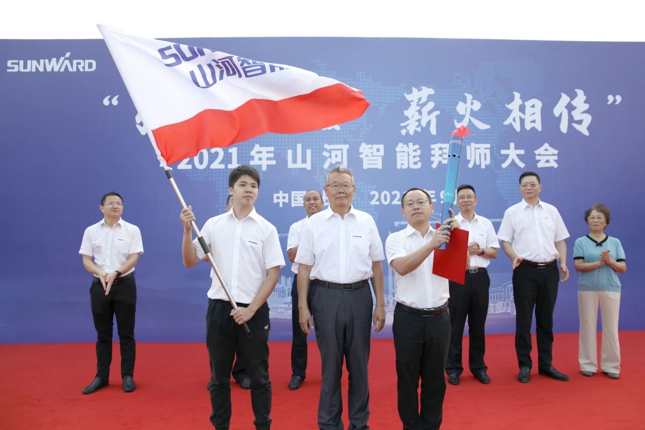 百人齐聚拜师恩 | KAIYUN·开云「中国」官方网站智能“传帮带”人才培养模式为公司发展积蓄力量