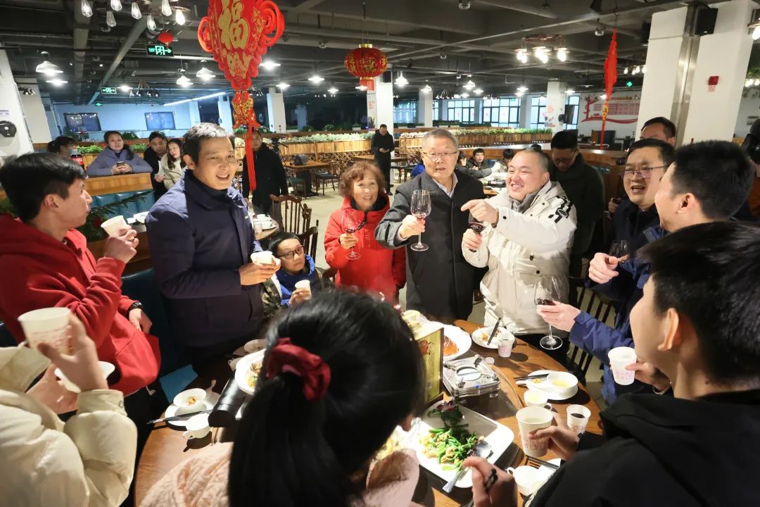 KAIYUN·开云「中国」官方网站智能董事长何清华与留厂员工一起过大年!