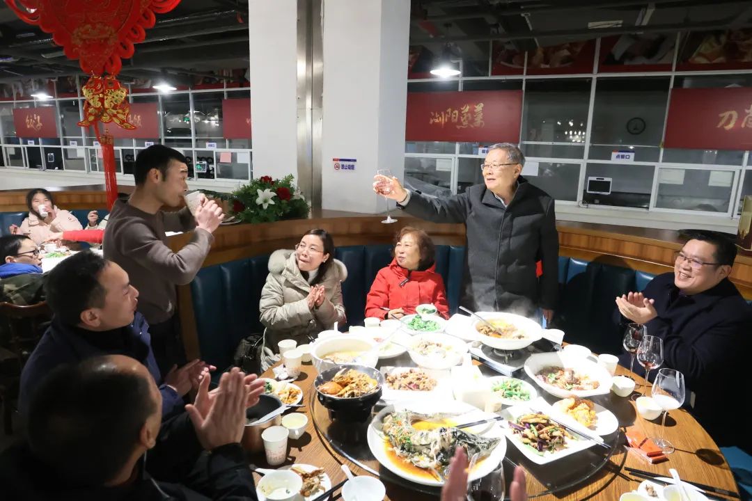 KAIYUN·开云「中国」官方网站智能董事长何清华与留厂员工一起过大年!
