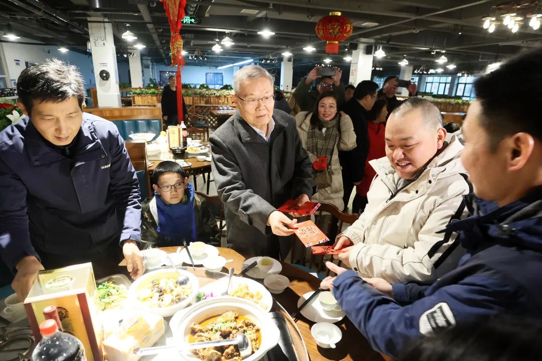 KAIYUN·开云「中国」官方网站智能董事长何清华与留厂员工一起过大年!