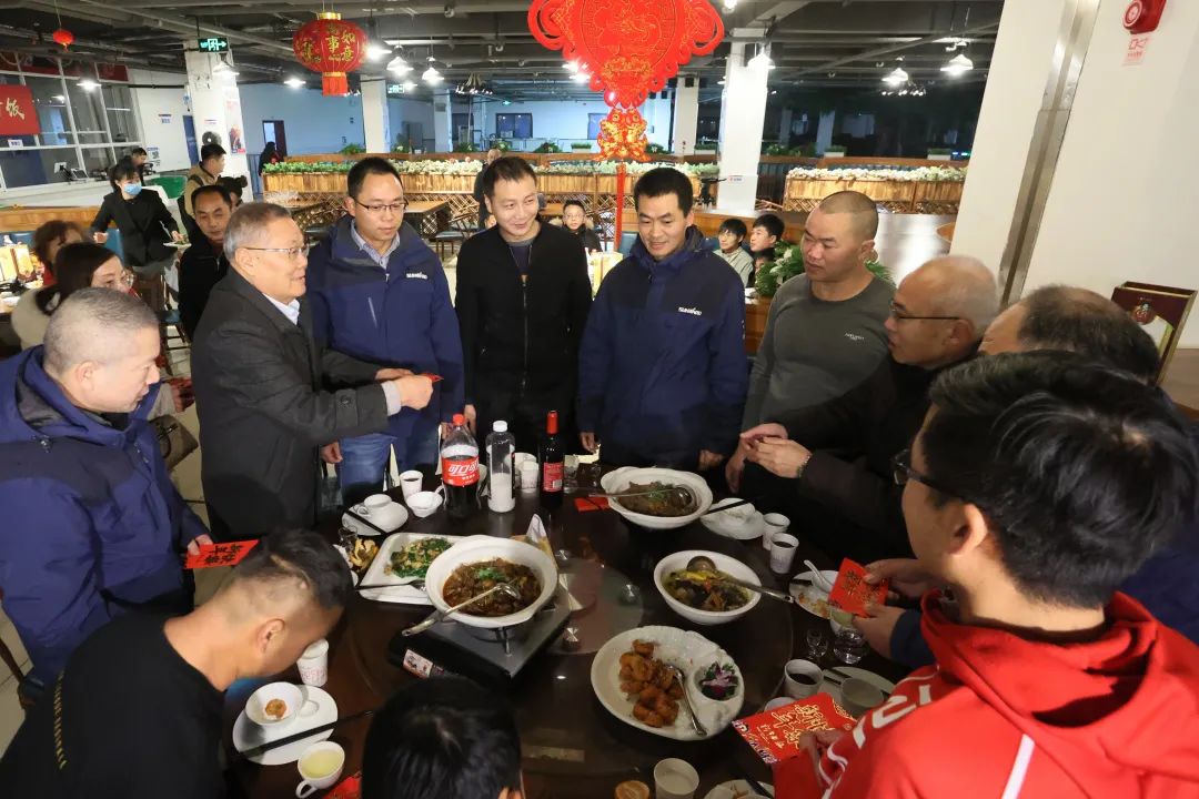KAIYUN·开云「中国」官方网站智能董事长何清华与留厂员工一起过大年!