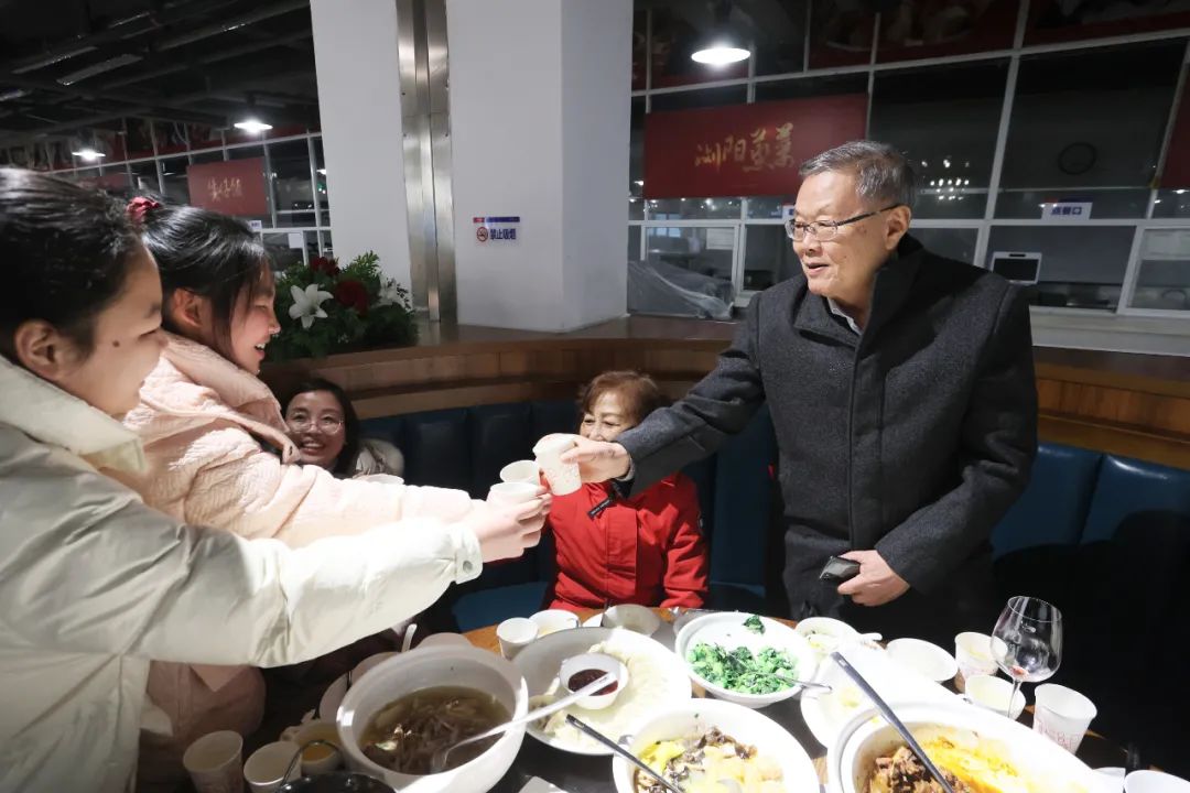 KAIYUN·开云「中国」官方网站智能董事长何清华与留厂员工一起过大年!