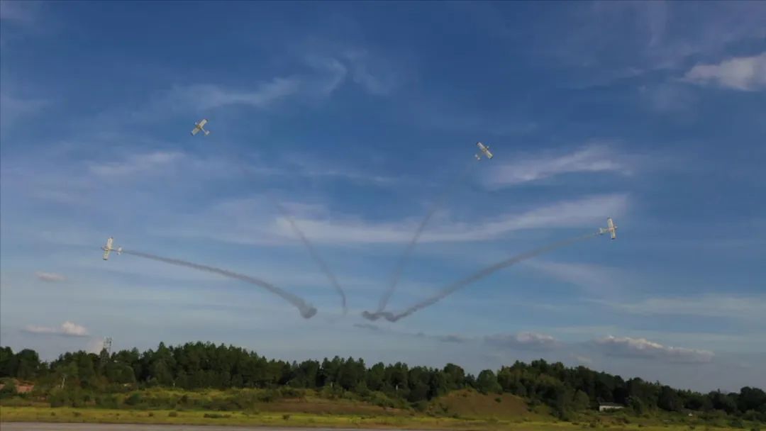 空中开花、大坡度盘旋、俯冲跃升……看KAIYUN·开云「中国」官方网站飞行表演队炫技2022湖南航展动态展