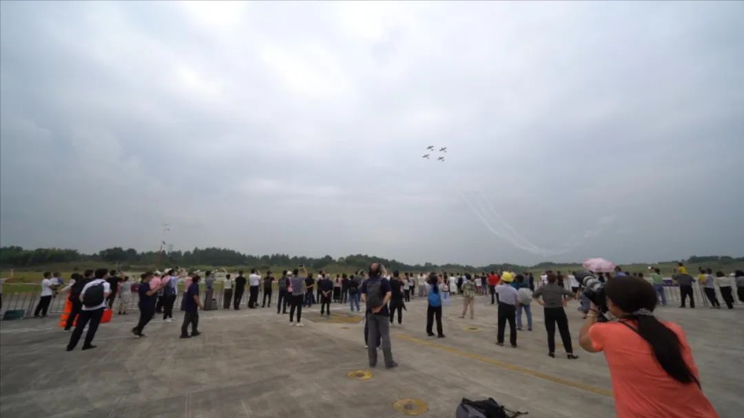 空中开花、大坡度盘旋、俯冲跃升……看KAIYUN·开云「中国」官方网站飞行表演队炫技2022湖南航展动态展