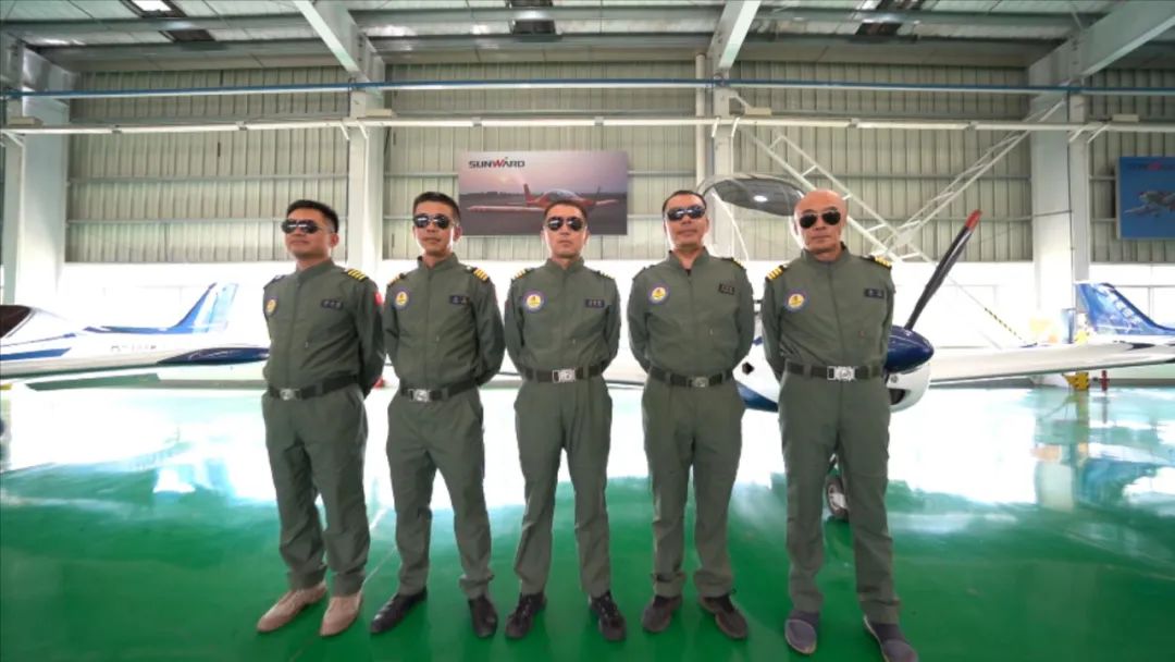 空中开花、大坡度盘旋、俯冲跃升……看KAIYUN·开云「中国」官方网站飞行表演队炫技2022湖南航展动态展