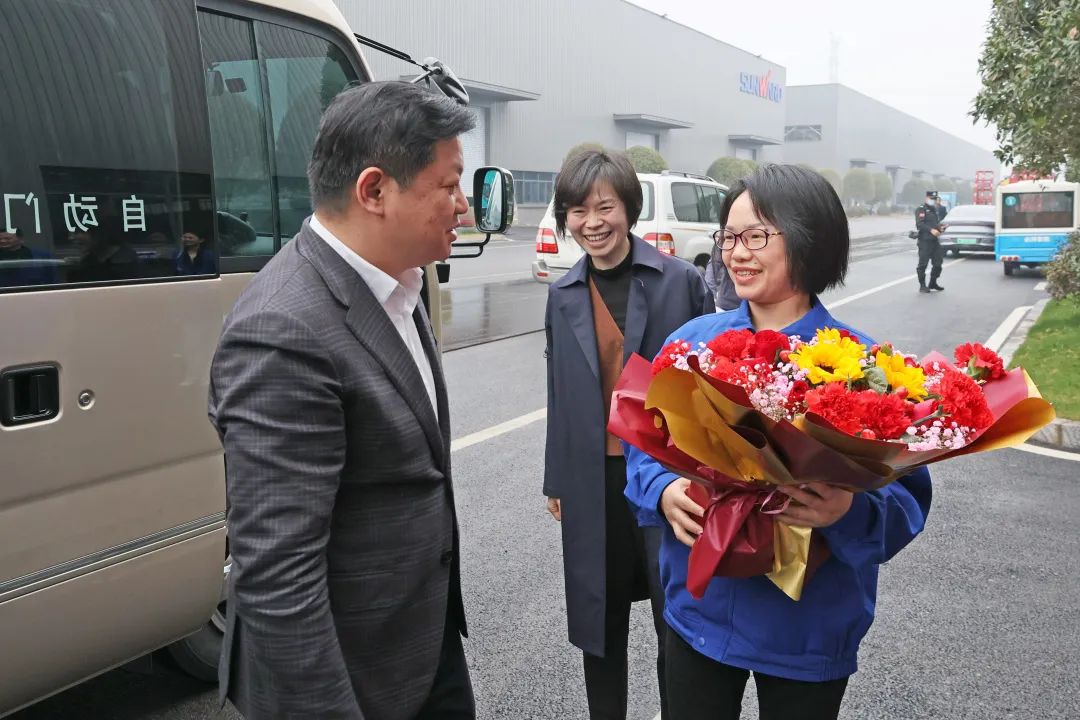 付旭明慰问KAIYUN·开云「中国」官方网站智能市三八红旗手并督导安全生产工作