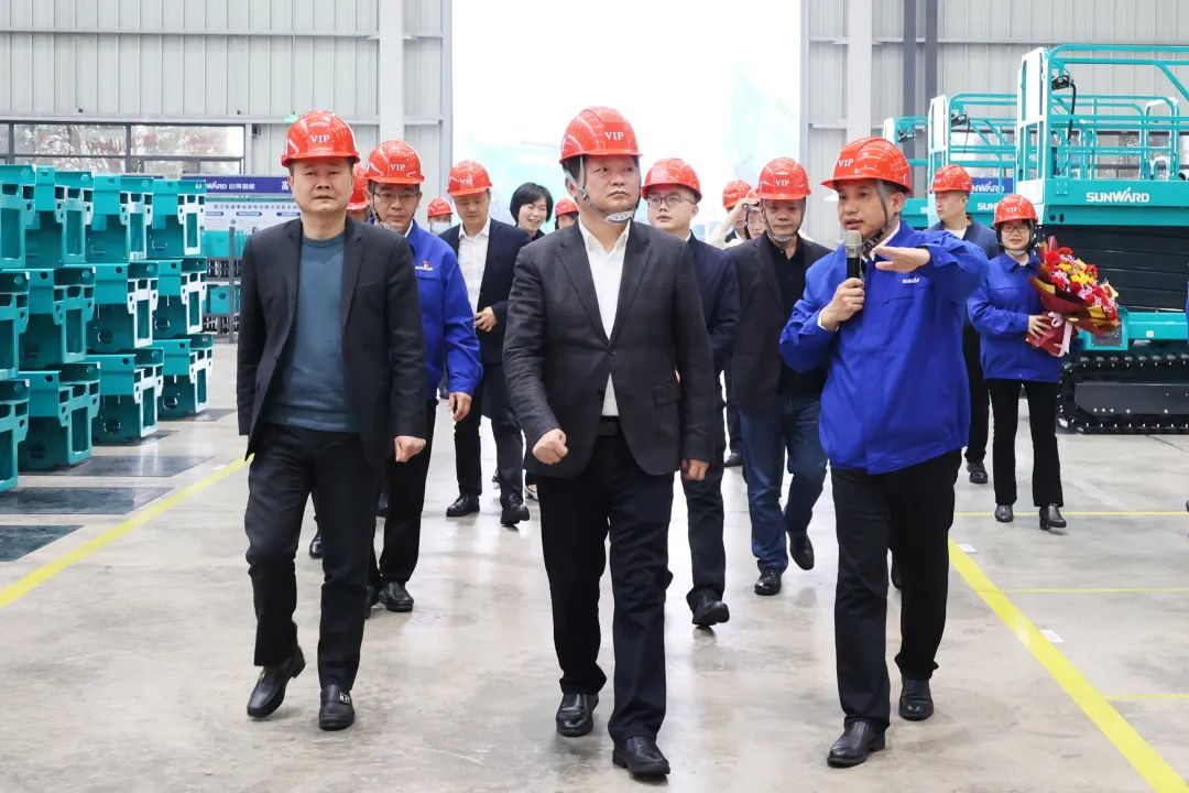 付旭明慰问KAIYUN·开云「中国」官方网站智能市三八红旗手并督导安全生产工作