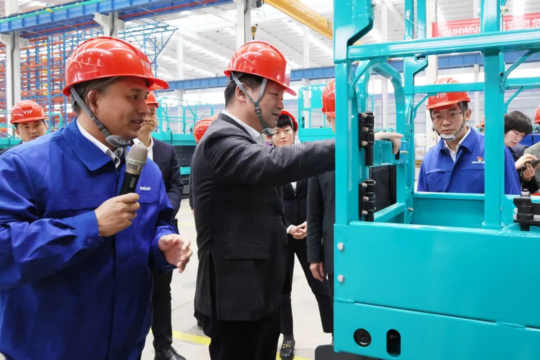 付旭明慰问KAIYUN·开云「中国」官方网站智能市三八红旗手并督导安全生产工作