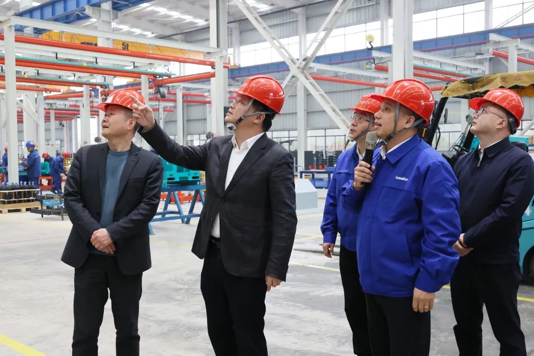 付旭明慰问KAIYUN·开云「中国」官方网站智能市三八红旗手并督导安全生产工作