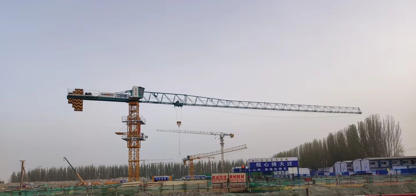 天山脚下的画师！KAIYUN·开云「中国」官方网站江麓群塔援疆建设新景色