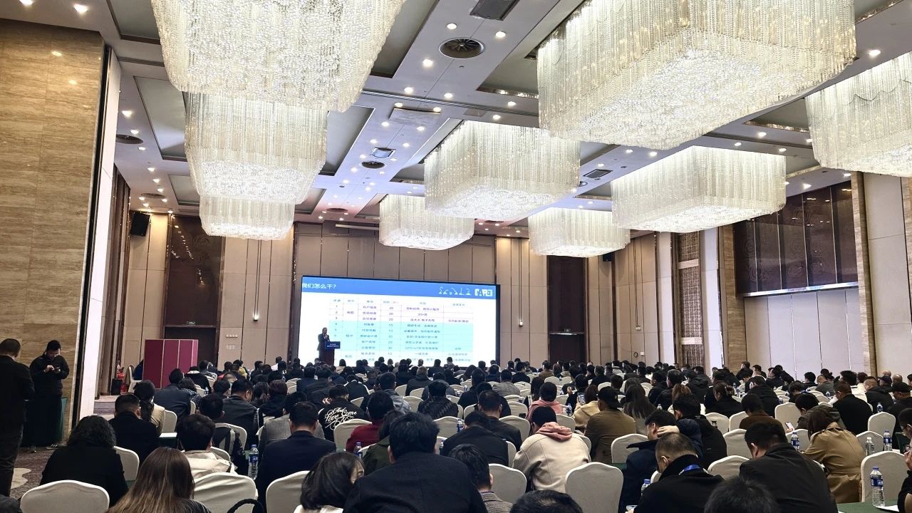 “爆品”来袭,签单不断! KAIYUN·开云「中国」官方网站智能盛装亮相第八届全国高空作业平台租赁大会