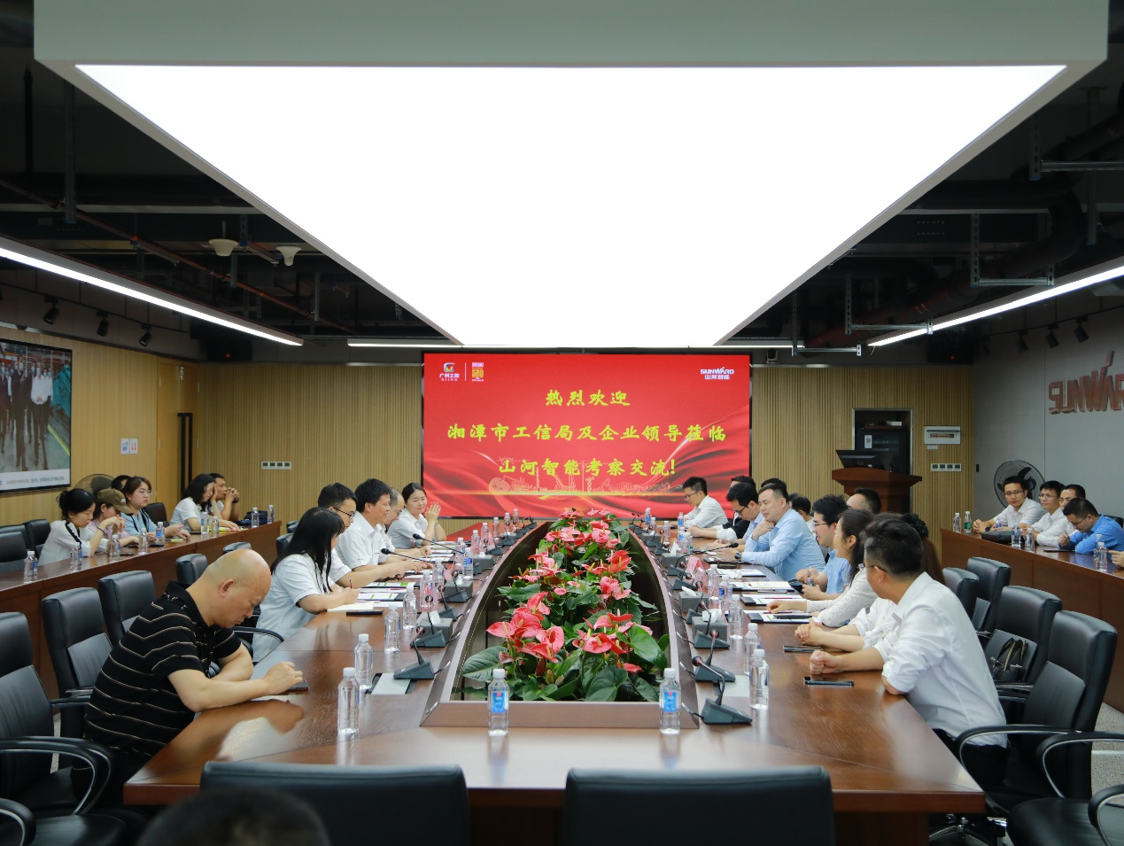 湘潭市工信局带队莅临KAIYUN·开云「中国」官方网站智能开展智能制造现场观摩交流活动