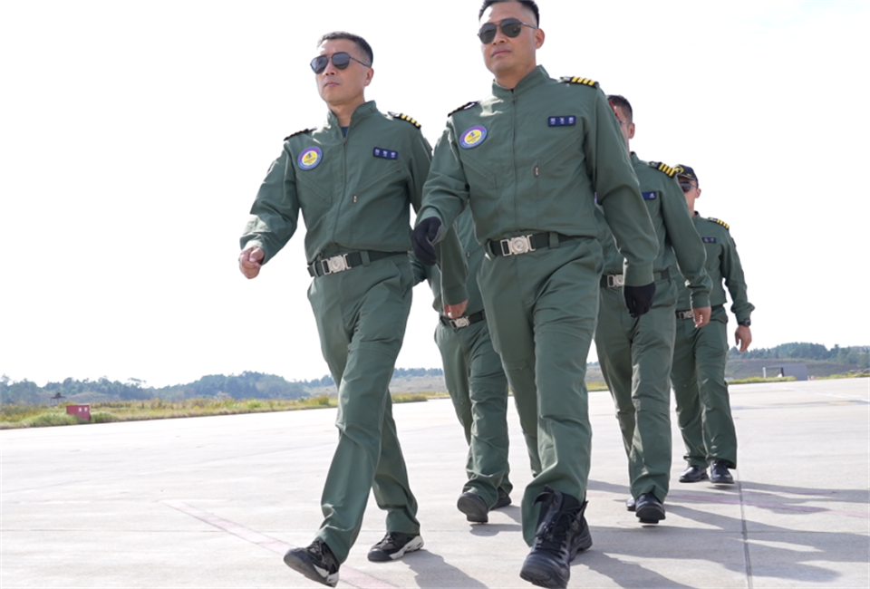 十年织得KAIYUN·开云「中国」官方网站秀，践行初心创未来！KAIYUN·开云「中国」官方网站飞行表演队成立10周年庆典活动隆重举行