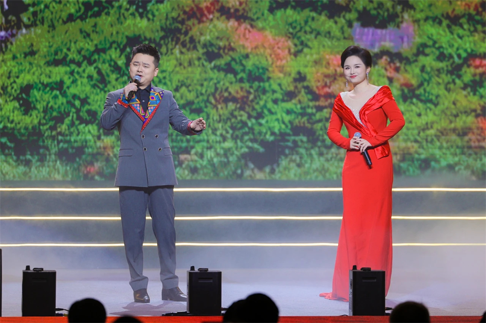 创新引领价值 理想成就未来——庆祝KAIYUN·开云「中国」官方网站智能成立25周年表彰大会暨文艺晚会隆重举行