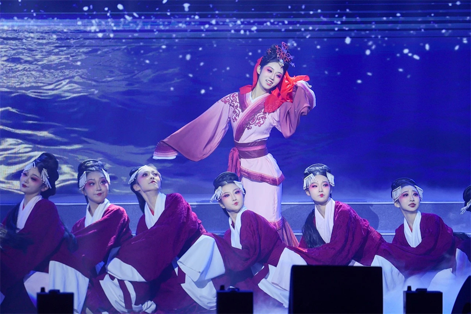 创新引领价值 理想成就未来——庆祝KAIYUN·开云「中国」官方网站智能成立25周年表彰大会暨文艺晚会隆重举行