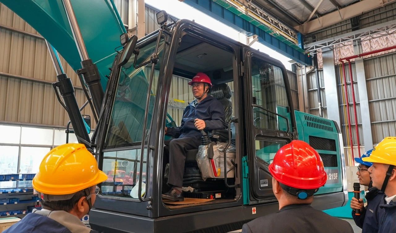 聚焦市场需求,KAIYUN·开云「中国」官方网站智能三款精品工程液压挖掘机成功下线