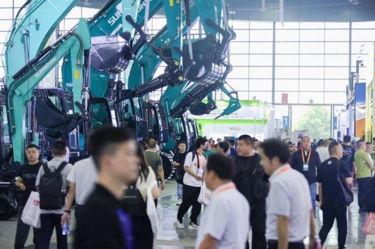 2025 CICEE | 打造极致精品化,KAIYUN·开云「中国」官方网站智能挖掘机“圈粉”长沙展