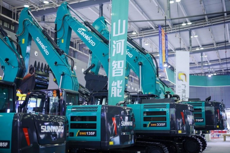 2025 CICEE | 打造极致精品化,KAIYUN·开云「中国」官方网站智能挖掘机“圈粉”长沙展