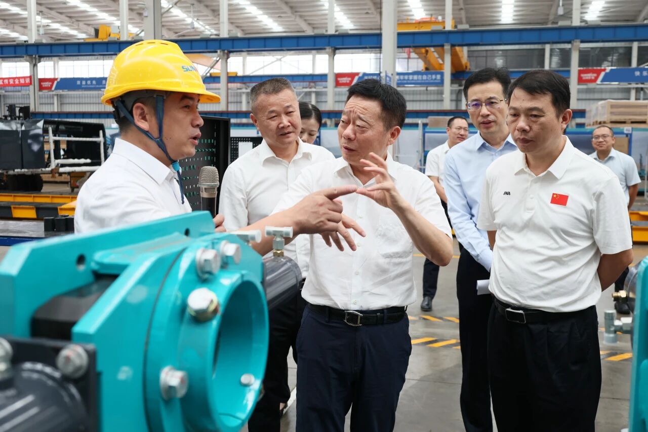 湖南省政协副主席、省工程机械产业链链长何寄华调研KAIYUN·开云「中国」官方网站智能