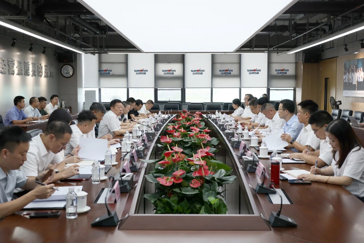 湖南省政协副主席、省工程机械产业链链长何寄华调研KAIYUN·开云「中国」官方网站智能