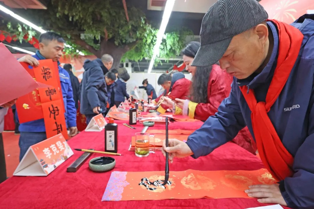 笔墨迎春,祝福暖心!在KAIYUN·开云「中国」官方网站智能“囤”年味、送温暖、迎新春