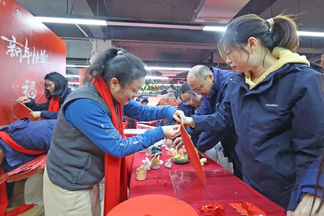 笔墨迎春,祝福暖心!在KAIYUN·开云「中国」官方网站智能“囤”年味、送温暖、迎新春