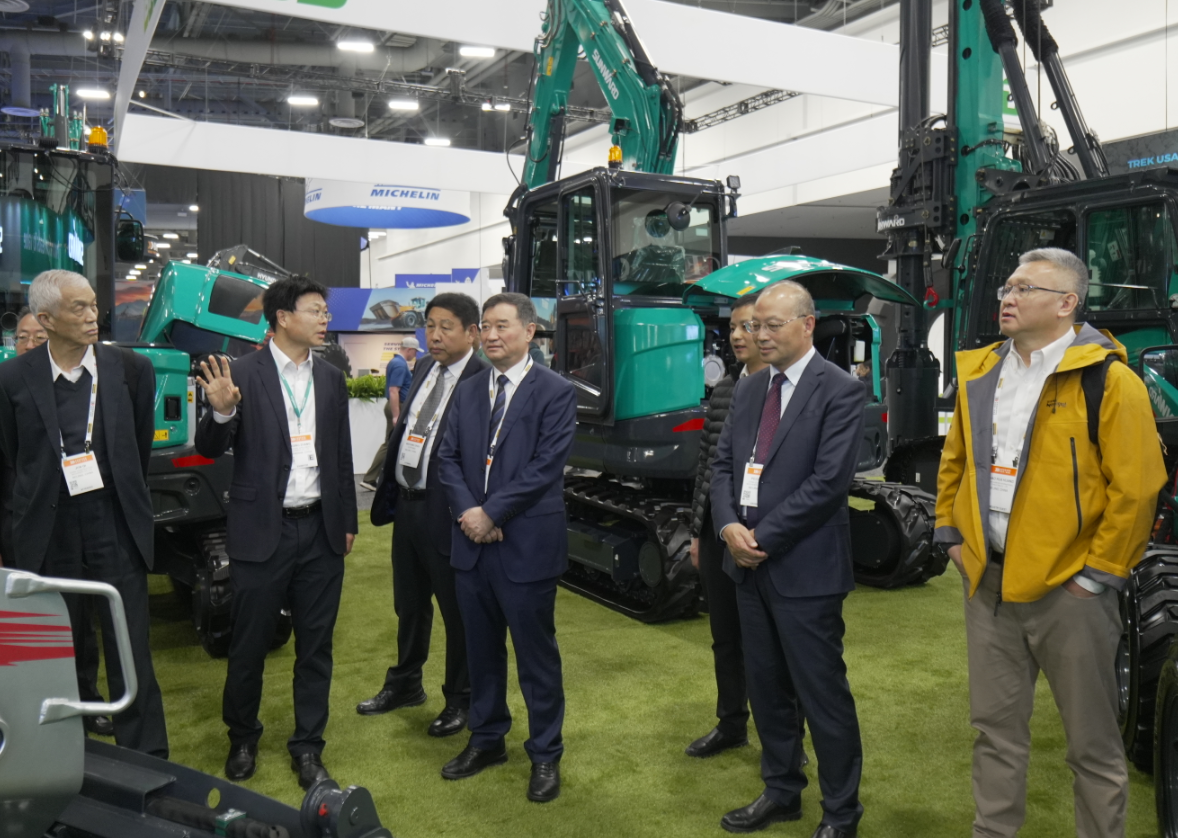 2026美国拉展 | 中国工程机械工业协会会长苏子孟一行到访KAIYUN·开云「中国」官方网站智能展位